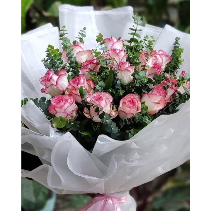 دسته‌گل خواستگاری بله‌بُرو با رز جومیلیا و اکالیپتوس