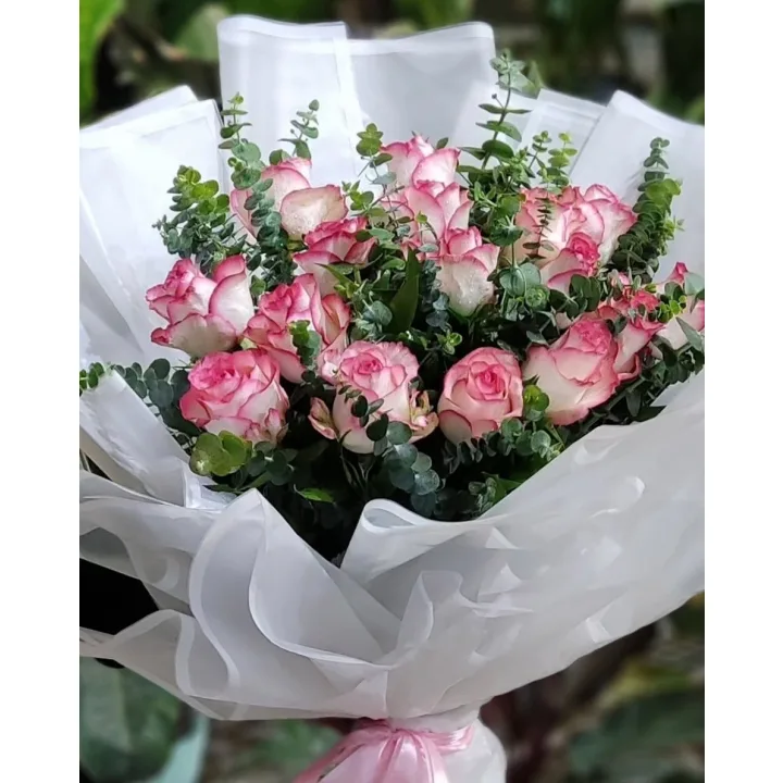 دسته‌گل خواستگاری بله‌بُرو با رز جومیلیا و اکالیپتوس