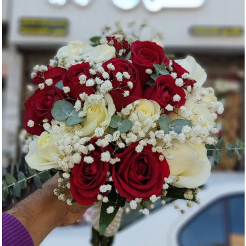 دسته گل عروس رز قرمز و سفید با ژیپسوفیلا و اوکالیپتوس