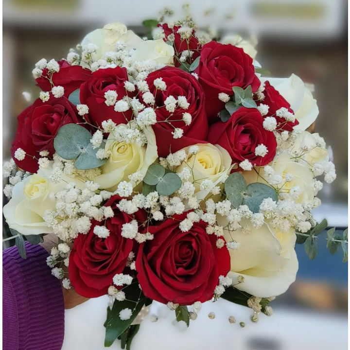 دسته گل عروس رز قرمز و سفید با ژیپسوفیلا و اوکالیپتوس