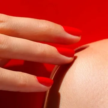 Vibrant Manucurist Green Nail Polish Poppy Red for Sustainable Beauty