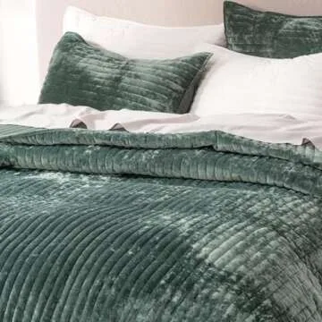 EVERGRACE Velvet Quilt Set King Size, Luxurious Soft Striped Channel Bedding Set, Lightweight Velvet Comforter for All Season, Oversized Bedspread Coverlet with 2 Matching Shams, Pine Green
