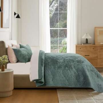 EVERGRACE Velvet Quilt Set King Size, Luxurious Soft Striped Channel Bedding Set, Lightweight Velvet Comforter for All Season, Oversized Bedspread Coverlet with 2 Matching Shams, Pine Green