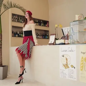 Stylish Women's Pirate Costume with Turban for Themed Events