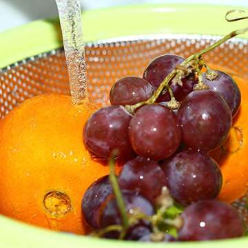 HiramWare Stainless Steel Colander With Handle and Legs, Large Metal Green Strainer for Pasta, Spaghetti, Berry, Veggies, Fruits, Noodles, Salads, 5-quart 10.5” Kitchen Mesh Colander, Dishwasher Safe