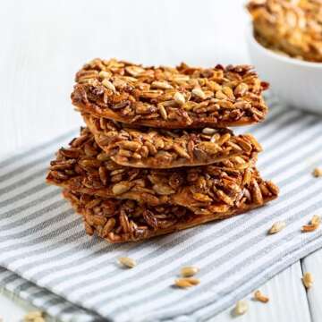 Yupik Organic Sunflower Seeds, No Shell, 2.2 lb, Non-GMO, Vegan, Gluten-Free, Kosher, Raw Seeds, Salt-Free, Oil-Free, Source of Fiber & Iron, Healthy Snack, Ideal for Baking & Topping