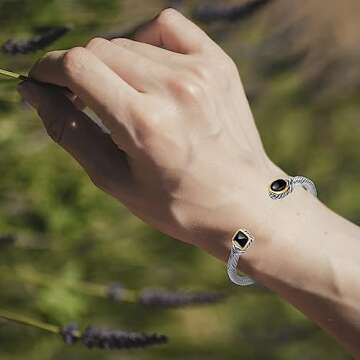 Elegant UNY Jewel Thin Twisted Cable Wire Bangle