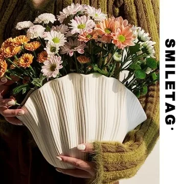 Elegant Coastal Shell-Shaped Ceramic Vase for Home Decor