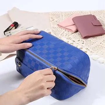 Large Capacity Travel Cosmetic Bag Plaid Checkered Makeup Bag Portable Leather Waterproof Skincare Bag with Handle and Divider for Women 01-Blue