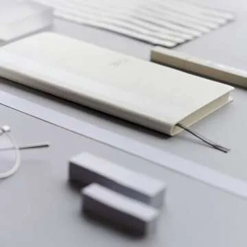 Hobonichi Techo Weeks [English/Wallet-Size/January 2023 Start] White Line: Ivory