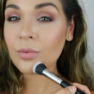 Small Stippling Brush for Flawless Makeup Application