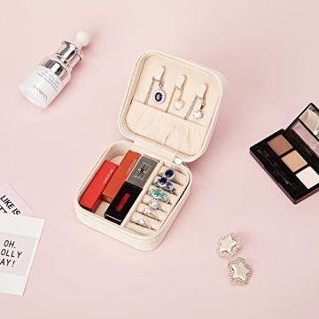 LETURE PU Leather Small Jewelry Box, Travel Portable Jewelry Case for Ring, Pendant, Earring, Necklace, Bracelet Organizer Storage Holder Boxes (White)
