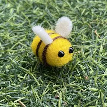AcceLeah Wool Felt Bumble Bee Craft Set 25Pcs