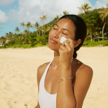 Sun Bum Mineral SPF 50 Face Stick Sunscreen | Water-Resistant Broad Spectrum Sunblock with Vitamin E | Hypoallergenic | Hawaii 104 Act Compliant (Octinoxate & Oxybenzone Free)| Travel Friendly 0.53 oz