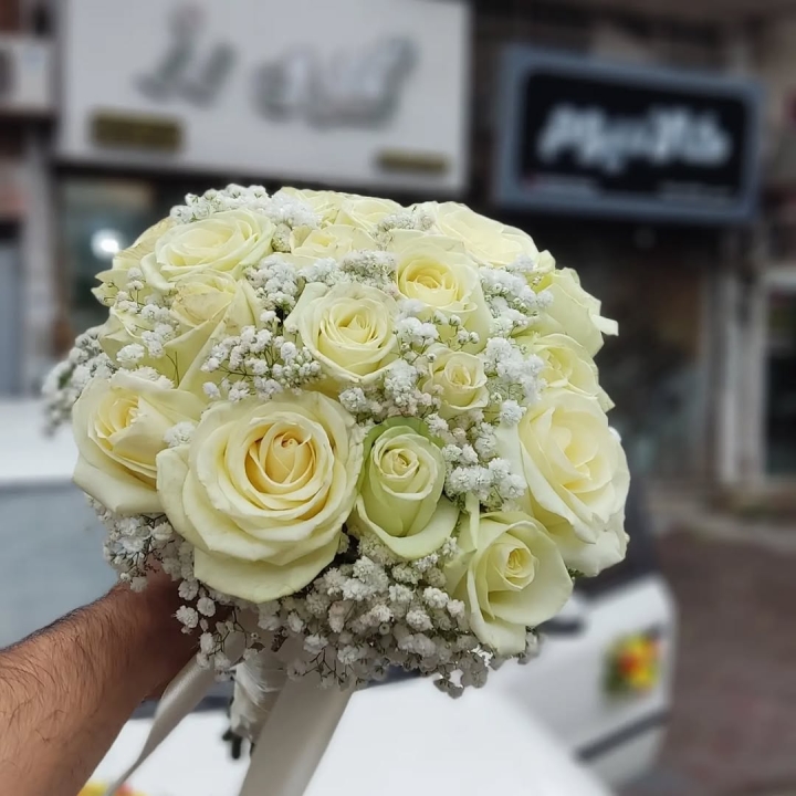 دسته گل عروس رز سفید با ژیپسوفیلا