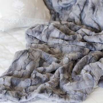 Oversized Faux Fur Throw Blanket for Stylish Comfort