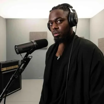 Shure SM7dB Microphone with Built-In Preamp for Streaming