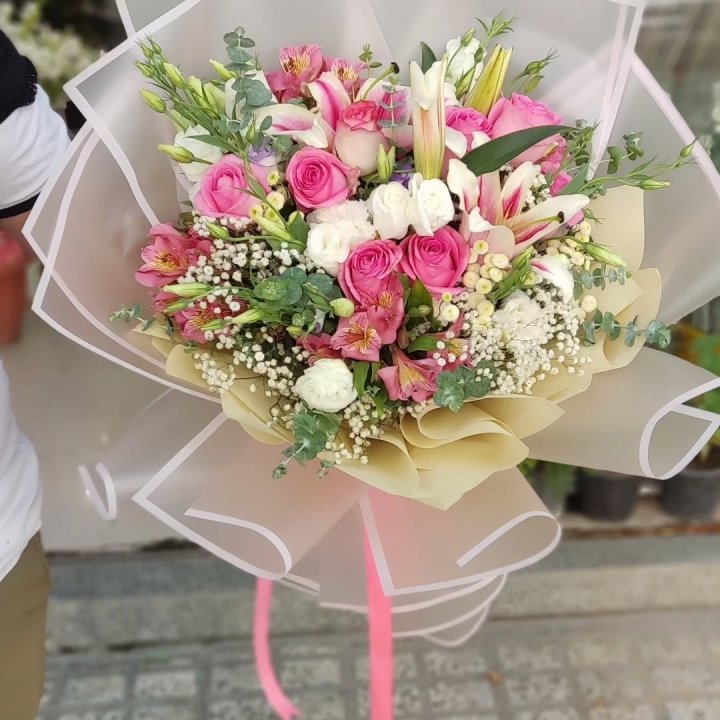 دسته‌گل خواستگاری رز و لیسیانتوس | ترکیب صورتی-سفید شیک