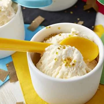 Wilton Edible Accents Gold Stars - Add an Edible Glimmering Touch to Your Cookies, Cakes and Cupcakes, Sprinkle In Drinks for a Dazzling Surprise, 0.04-oz