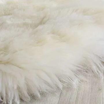 SAFAVIEH Sheep Skin Collection Accent Rug - 4' x 6', Natural & White, Handmade Rustic Glam Genuine Pelt, 3.4-inch Thick Ideal for High Traffic Areas in Entryway, Living Room, Bedroom (SHS211A)