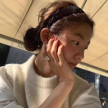 Stylish Black Padded Headband for Women and Girls