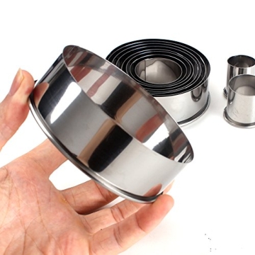 HAZOULEN 11 Piece Round Cookie Cutters Set in Tin
