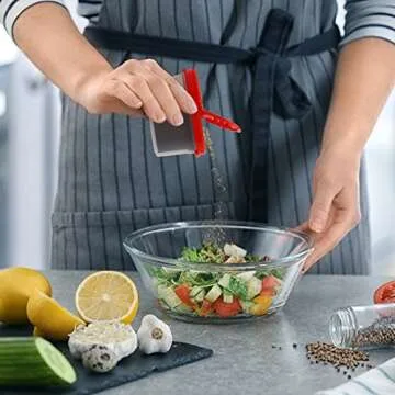 SIGNORA WARE Spice Jars with Lids -8 and 4 oz Refillable Empty Airtight Spice/Seasoning Containers Set -2 in 1 Pour/Sift Shaker Lids Clear Plastic Spice/Seasoning Organizer Kitchen/Travel 8 pk.Red