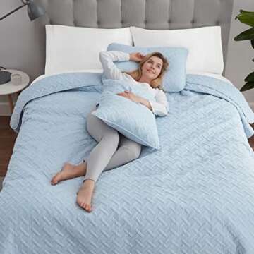 Serta ComfortSure Soft 3-Piece Full/Queen Quilt Bedding Set, Includes Bedspread/Coverlet and Pillow Shams, Bedding for All Seasons, Machine Washable, Light Blue