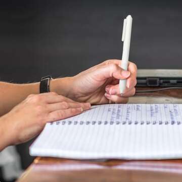 24 Pieces Retractable Gel Pens 0.5 mm Fine Point Ballpoint Rollerball Pens Refillable Long Lasting Smooth Black Ink Fine Point Pen with Comfortable Rubber Grip for Writing Office (White Rod)