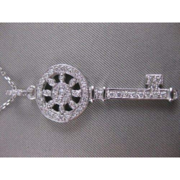 Stunning 14K White Gold Heart Key Pendant with Diamonds