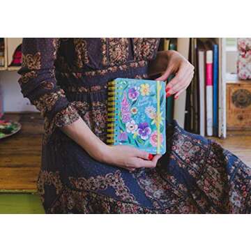 Katie Daisy 2021 On-the-Go Weekly Planner: 17-Month Calendar with Pocket (Aug 2020 - Dec 2021, 5" x 7" closed): Hello Beauty