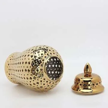 HOMSFOU Ceramic Ginger Jar with Lid Carved Lattice Decorative Temple Jar Modern Ceramic Hollow Out Ginger Jar Flower Vase for Home Office Party Wedding Decor Golden 22x10cm