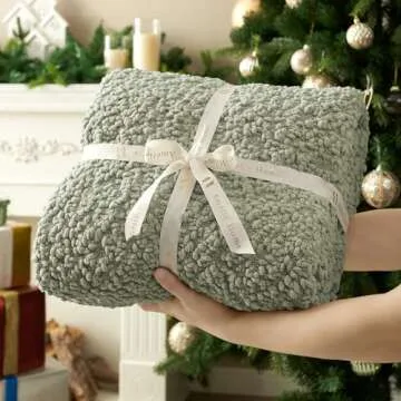 Amélie Home Chunky Fluffy Knit Throw Blanket, Mulberry Textured Woven Throw Blanket with Handmade Tassels Luxury Home Decor for Couch Sofa Bed, Sage Green, 50x60