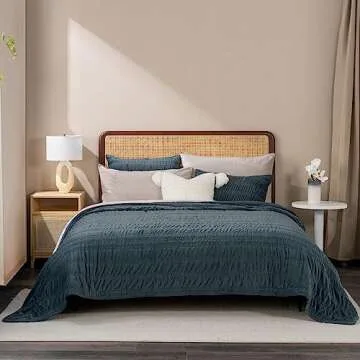 EVERGRACE Velvet Quilt Queen Size, Luxury Velvet Bedding Set, Ultra Soft Ruched Quilt Sets, Lightweight Velvet Comforter Set, Vintage Textured Velvet Bedspread Coverlet with 2 Shams, Stormy Blue