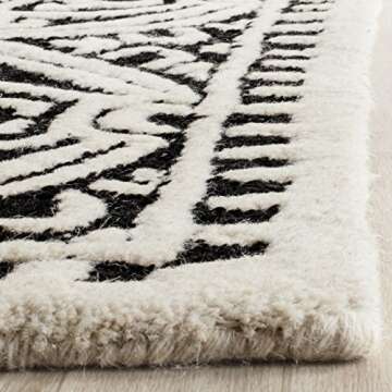 Luxurious SAFAVIEH Black & Ivory Area Rug - 8' x 10'