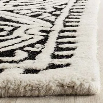 Luxurious SAFAVIEH Black & Ivory Area Rug - 8' x 10'