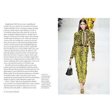 The Little Book of Versace: The Story of the Iconic Fashion House (Little Books of Fashion, 19)
