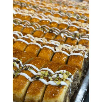 باقلوا رولی پسته‌ای مجلسی | خرید شیرینی لوکس و سنتی ایر...