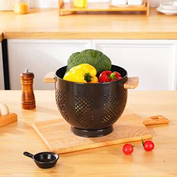 Metal Colander with Wood Handle and Stable Base, Powder Coated Steel Kitchen Strainer Basket for Draining Pasta, Vegetable and fruit (5.5quart,Bright Black)