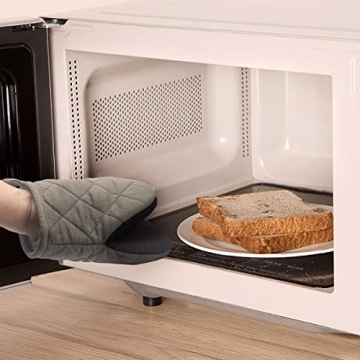 Short Heat Resistant Oven Mitts for Safe Cooking