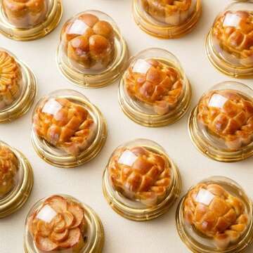 Zezzxu 50 Pack Mini Bundt Cake Containers, Clear Plastic Small Cupcake Boxes with Dome Lids for Individual Chocolate Covered Cookies, Strawberry, Mooncake (Gold)