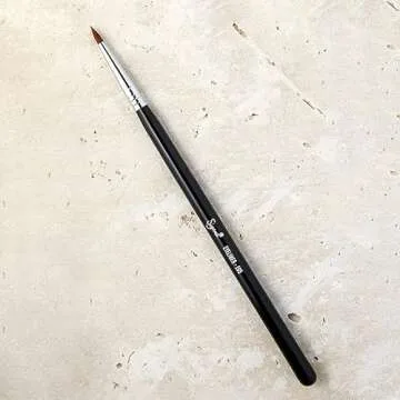 Sigma Beauty E05 Eye Liner Brush – Thin Eyeliner Brush with a Fine, Tapered Tip for Precise Application of Gel or Liquid Eyeliner Along Lash Lines, Skin-Safe Eyeliner Makeup Brush