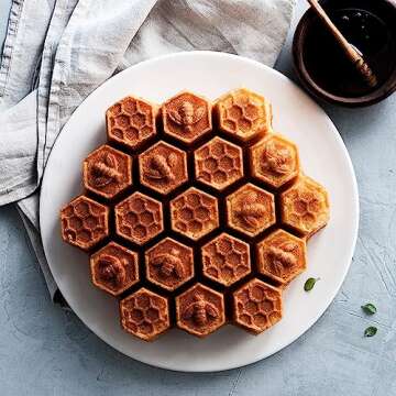 Nordic Ware Honeycomb Pull - Apart Pan, 10-Cup, Toffee