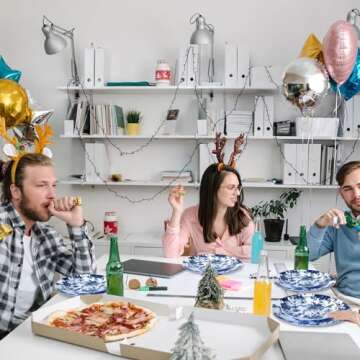 Suclain 60 Pcs Blue and White Floral Plastic Plates Wedding Party Decoration Bulk Serves as 9" 7" Dessert Dinner Disposable Plastic Plates for Bridal Shower