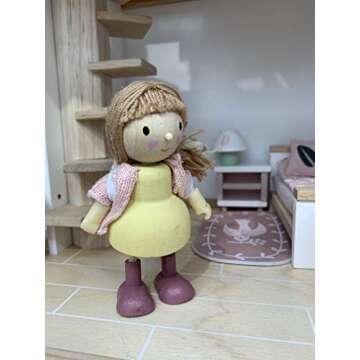 Tender Leaf Toys - The Goodwood Family - Wooden Miniatures Flexible Doll, Multicultural Action Figure for Dollhouse - Encourage Creative and Imaginative Fun Play for Children - Age 3+