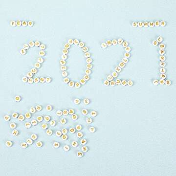 Yinkin 1000 Pieces Round Acrylic Letter Number Beads Charms Gold Letter Beads White Alphabet Beads 4 x 7 mm Alphabet Figure Beads for Craft DIY Necklace Bracelet Keychain Jewelry Making