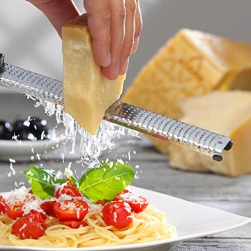 Microplane Premium Classic Zester - Effortless Culinary Experience