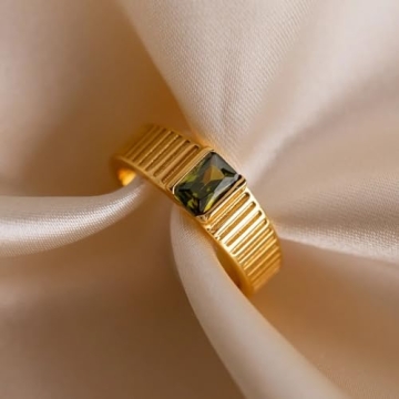 Elegant 18K Gold Baguette Peridot Signet Ring for Women