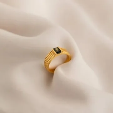 Elegant 18K Gold Baguette Peridot Signet Ring for Women