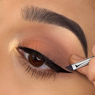 Fine Angled Eyeliner Brush for Precise Eye Makeup